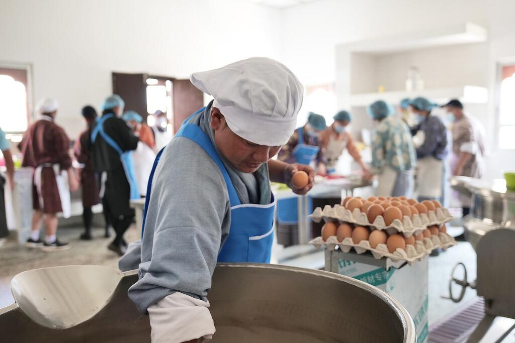 Инициатива предусматривает реализацию пилотного проекта, в рамках которого осуществляется поставка яиц 32 тысячам учащихся в 343 школах Бутана.